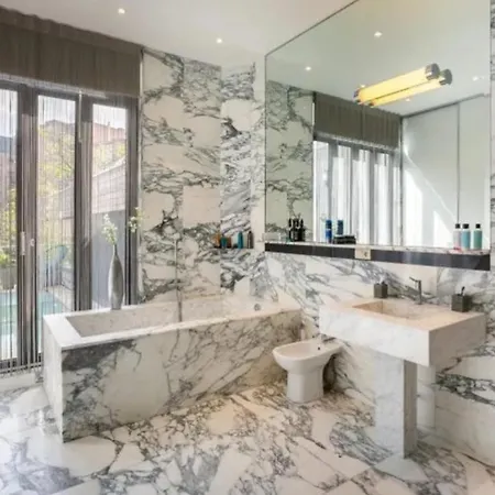 Diamond District's Mansion Incl Parking Villa